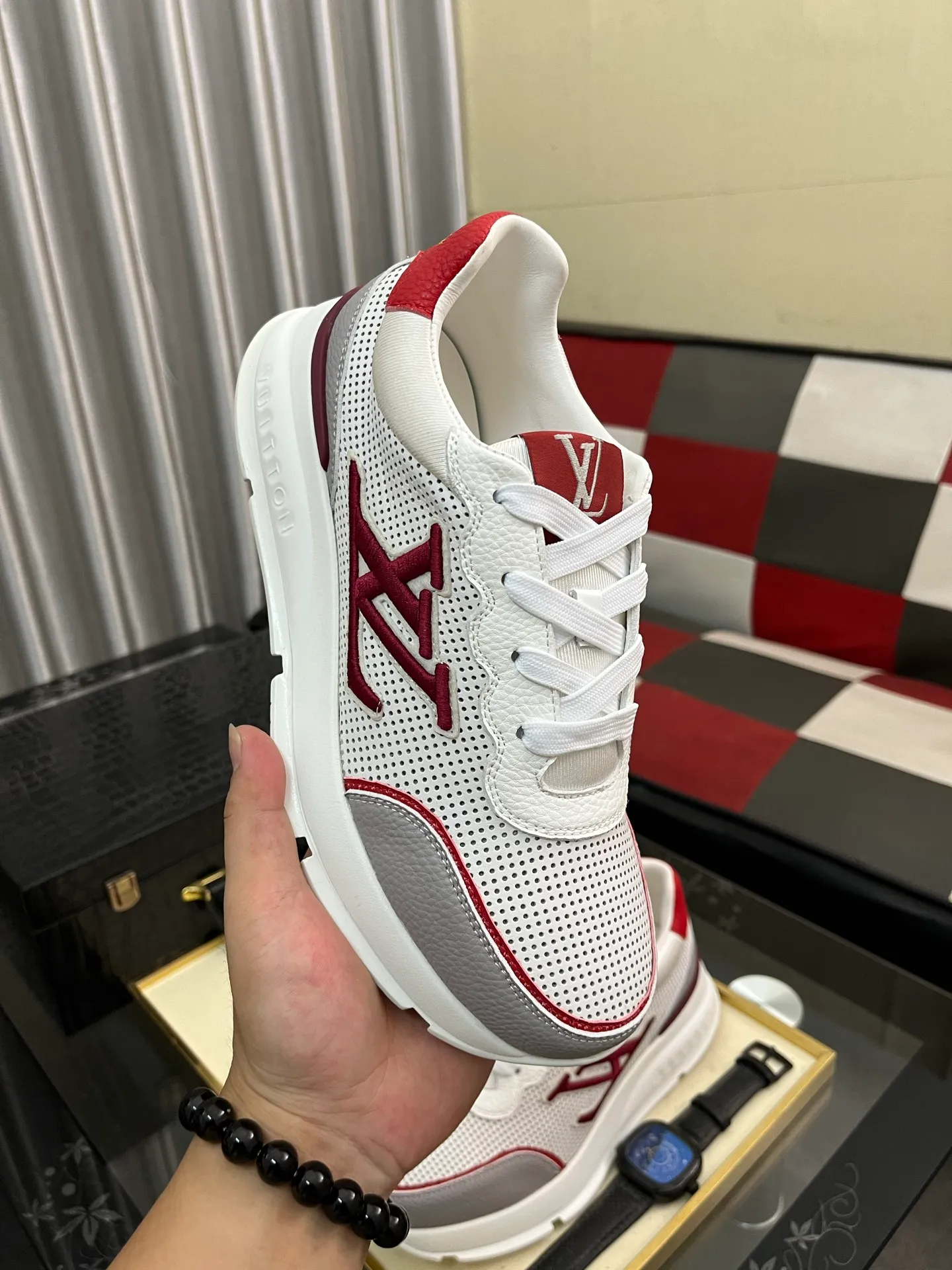 Men's shoes 💰440⌚️⌚️【LOUlS VUlTTON】Louis Vuitton ~ unique and casual style. LV counter purchasing 🏃casual shoes😍😍 are on sale at the men's counter at the same time. Italian imported brands select top-layer Italian cowhide. 🐑Sheepskin lining (refuses to discolor and rub feet) Sole: Original sole specially provided by the original factory 🎬Better in kind Code number: 38-446⃣️Color selection